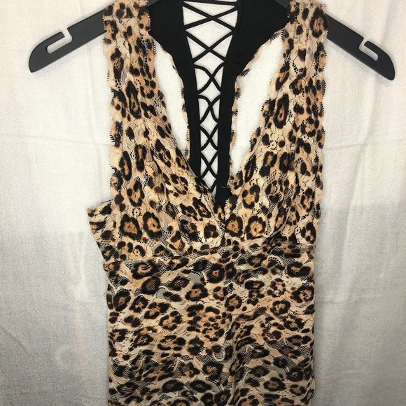 GUESS leopard lace top w v-neck & criss cross back - Picture 2 of 3
